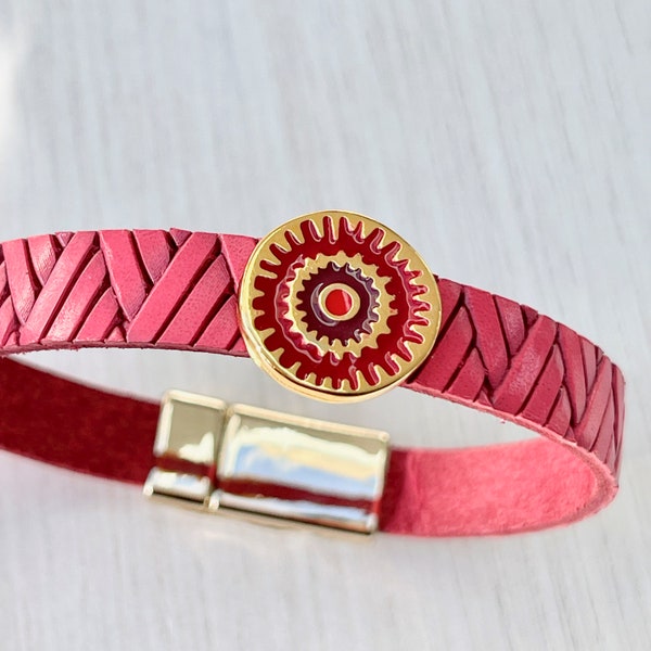 Bracelet manchette lanière de cuir à chevrons rose fuchsia avec breloque mors de cheval ou soleil émail et fermoir aimanté doré pour femme