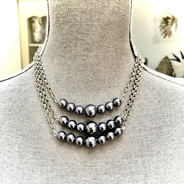 Collier 3 rangs de perles en verre gris anthracite nacré avec chaînes aux maillons ronds et fermoir toogle en métal argenté pour femme