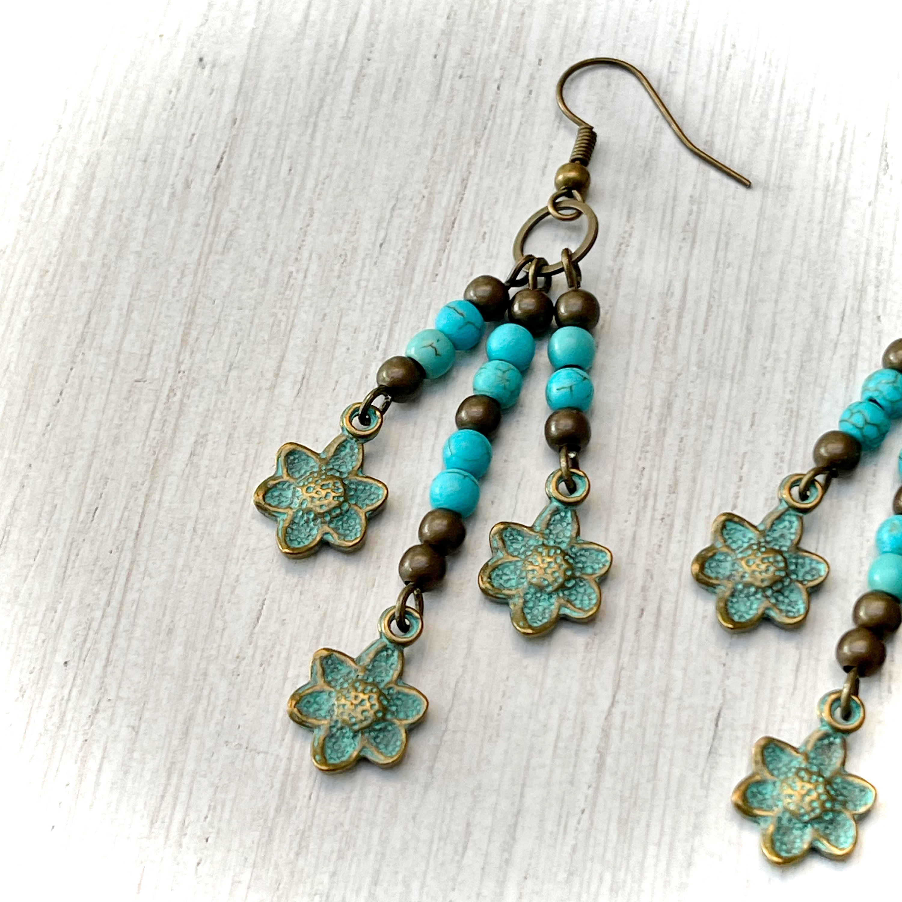 Boucle d'oreille nœud celtique, fleur tissue rouge, perles en acrylique blanche, crochet en métal acier inoxydable argenté - Un grand marché