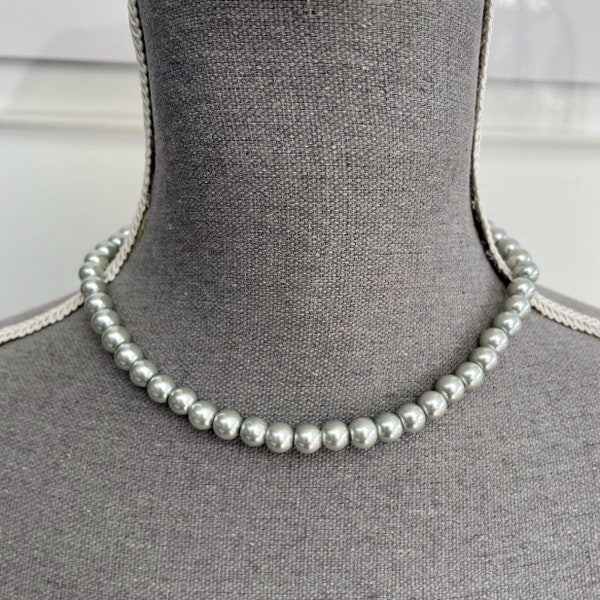 Collier de perles en verre gris clair ou gris perle nacré - collier de perles nacrées - collier soirée - pour femme