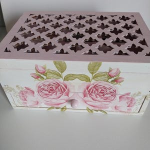 Boite coffret à bijoux  shabby  chic et romantique en bois décoré "  Roses anciennes"