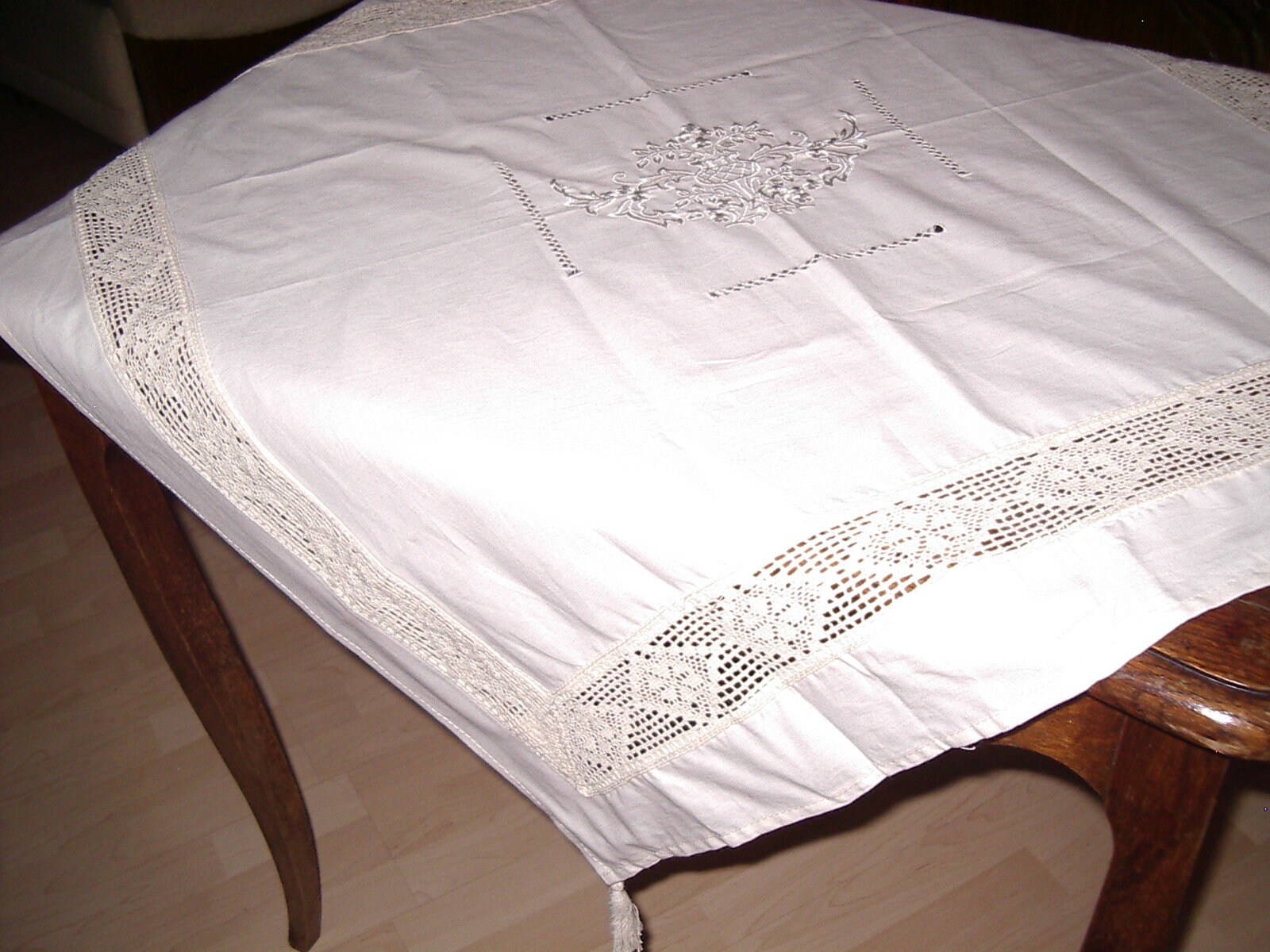 Petite Nappe Brodée, Dentelle Écru