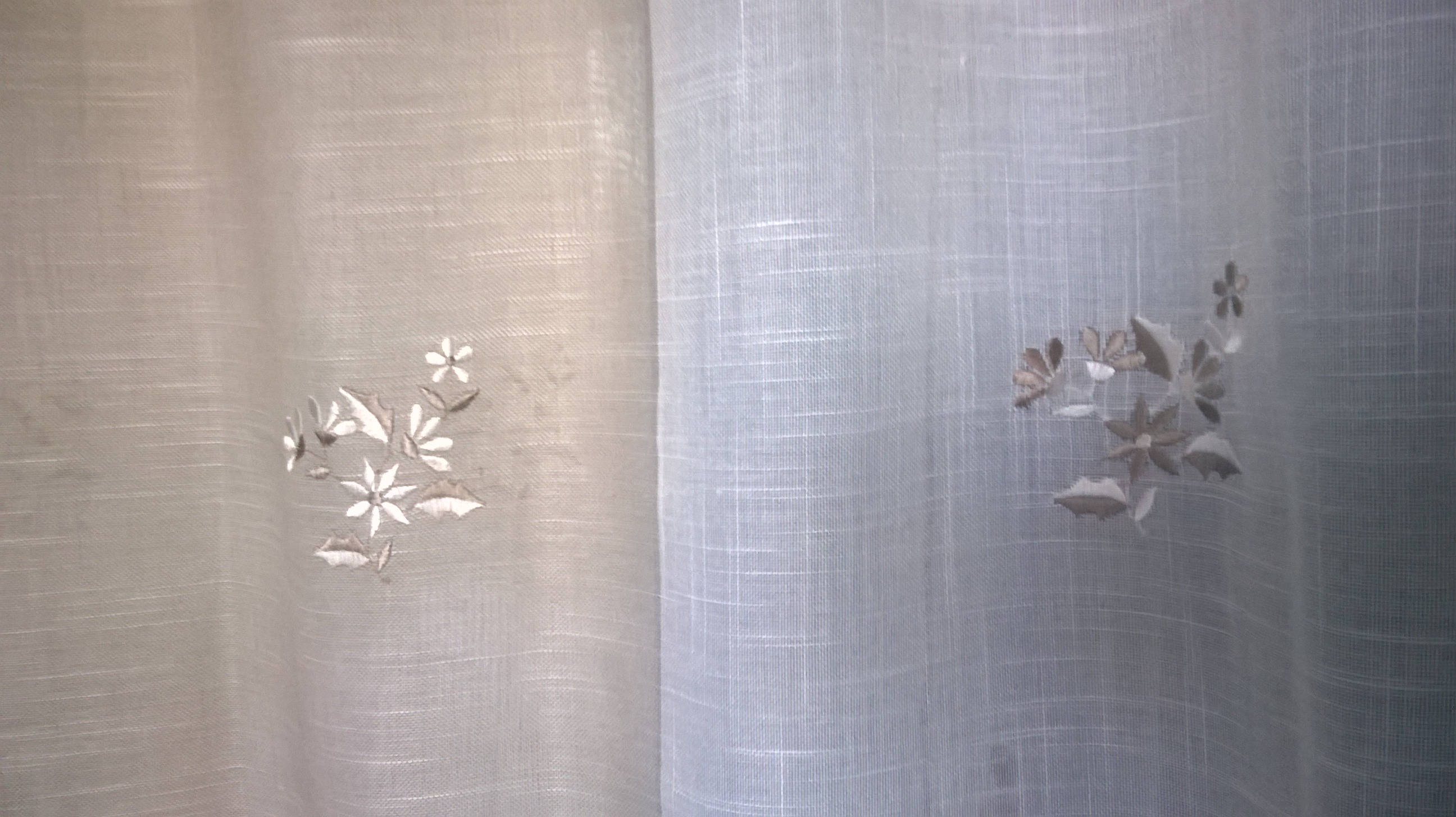 Grand Rideau Long , Broderies, Couleur Beige et Blanc