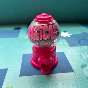 Distributeur de médicaments ou de bonbons rond personnalisé de la taille d'un bureau ou d'une armoire - choisissez votre expression, holographique ou brillant et distributeur de couleur