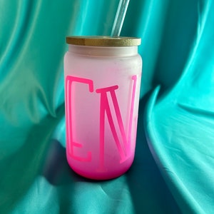 Gobelet « Enjoy » 12 oz rose givré et blanc avec couvercle en bambou et paille de verre