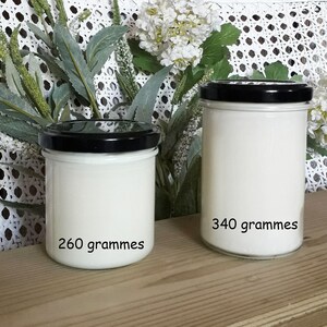 Pu&ograve; includere: Due candele bianche in vasetti di vetro con coperchi neri. La candela pi&ugrave; piccola &egrave; etichettata "260 grammi" e la candela pi&ugrave; grande &egrave; etichettata "340 grammi".