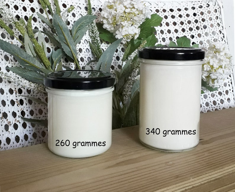 Pu&ograve; includere: Due candele bianche in vasetti di vetro con coperchi neri. La candela pi&ugrave; piccola &egrave; etichettata "260 grammi" e la candela pi&ugrave; grande &egrave; etichettata "340 grammi".