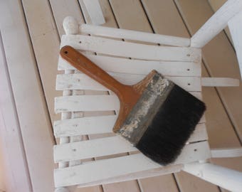 Large Horsehair Paint Brush with wooden handle, vintage patina ln good condition
