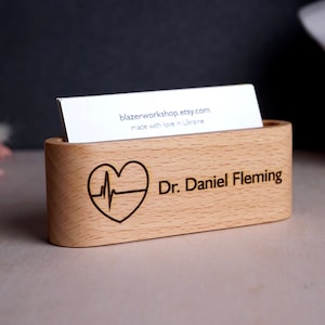 Kardiologie Geschenk Personalisiert Kardiologe Kinderarzt Geschenk Herz Arzt Chirurg RN MD Krankenschwester Visitenkartenhalter Desktop Kartenhülle Büro