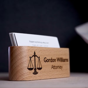 MADERA MACIZA Abogado personalizado Regalo de escritorio titular de la tarjeta de presentación juez abogado de regalos regalo mujeres Facultad de Derecho Graduado graduación oficina de abogados