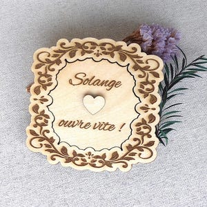 Carte en bois gravé pour demande marraine ou demande parrain. Demande à personnaliser avec le texte de votre choix.