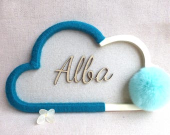 Babynaamframe in de vorm van een wolk met houten voornaam voor wanddecoratie in de babykamer. Geboorte geschenk