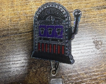 Portatarjetas retráctil con diseño de casino y tragamonedas: un divertido portatarjetas retráctil con temática de juegos.