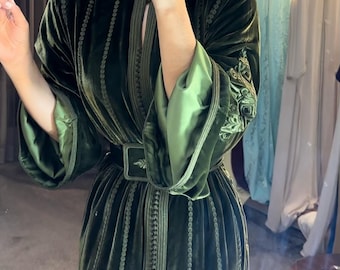 Emerald Green Velvet Moroccan Caftan | Traditional Handmade Takchita Dress with Embroidery and Belt | Luxury Kaftan for Wedding and Nikkah