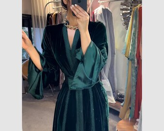 Luxury Dark Green Velvet Moroccan Caftan – Handcrafted Takchita with Embroidery & Belt – Traditional Moroccan Dress for Weddings, Engagement