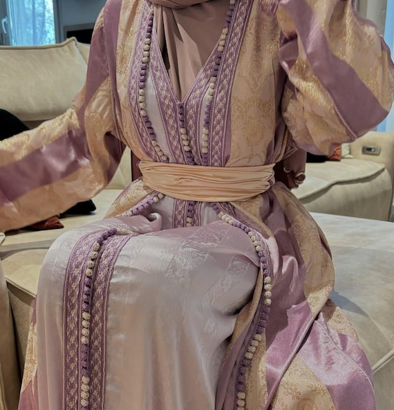 Lilac and Beige Moroccan Jawhara Takchita – Handcrafted Caftan Dress with Belt – Elegant Wedding or Nikkah Outfit – Luxury Moroccan Kaftan