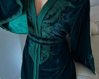 Emerald Green Velvet Moroccan Caftan – Hand-Embroidered Luxury Kaftan Dress with Belt | Elegant Moroccan Outfit for Weddings, Engagements