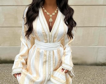 Luxury Jawhara Takchita – White & Gold Moroccan Jawhara Caftan – Striped Bridal Dress with Belt – Engagement and Nikkah Outfit
