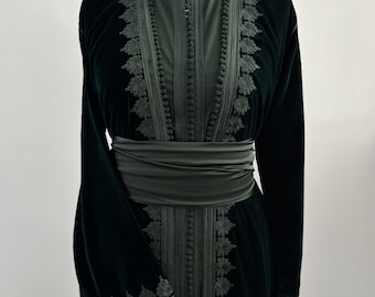 Luxury Dark Green Velvet Moroccan Caftan – Handmade Traditional Takchita with Embroidered Sfifa & Belt | Elegant Modest Dress for Wedding