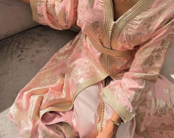 Marokkanischer Kaftan in zartem Rosa mit Goldstickerei – Luxuriöses Hochzeitskleid – Handgefertigte marokkanische Takchita für Eid, Verlobung und Nikkah