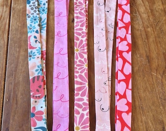 Tour de cou, porte clés, porte badge pour infirmière, aide soignante ou animateur? octobre rose, parcours sein, oncologie