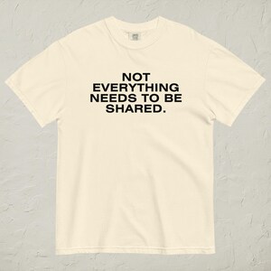 Camiseta "No todo tiene que ser compartido", camiseta minimalista con mensaje, camiseta gráfica "Confianza tranquila", regalo para introvertidos, camiseta para desintoxicarse de las redes sociales.