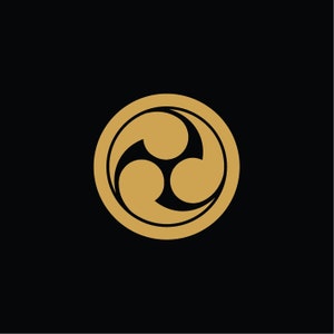 Puede incluir: Un círculo dorado con un símbolo negro de tres puntas en su interior. El símbolo es un diseño japonés tradicional.