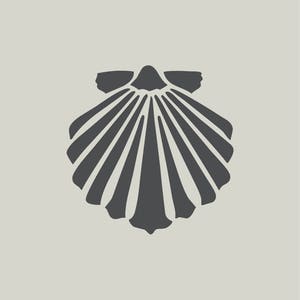 Peut inclure: Une illustration en noir et blanc d'une coquille Saint-Jacques. La coquille est fermée et présente un design détaillé.