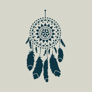 Puede incluir: Un atrapasueños azul oscuro con un diseño circular estampado y plumas que cuelgan de la parte inferior.