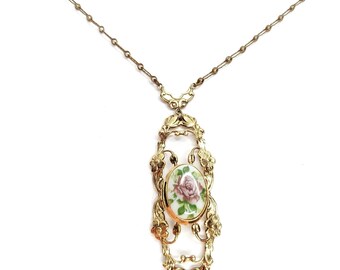 Collier médaillon rose en filigrane floral victorien ovale oblong rose doré