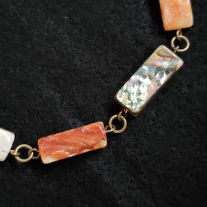 Vintage-Armband aus Abalone-Perlen, rohe rote Rückseite, 7,5 Zoll