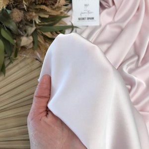 Biscuit Blush tela satinada de seda cortada a medida, seda suave para vestidos, material de seda rosa pálido premium Icon para coser imagen 5