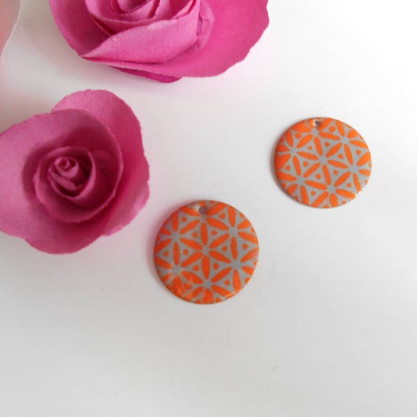 lot de 2 sequins breloques émaillées gris motif orange de 20 mm