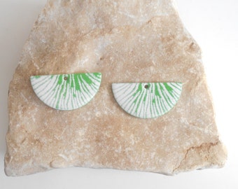 x2 sequins émaillés demi lune demi cercle vert et blanc 30x15 mm création bijoux