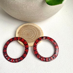 x2 enameled sequins black and red connectors 35 mm