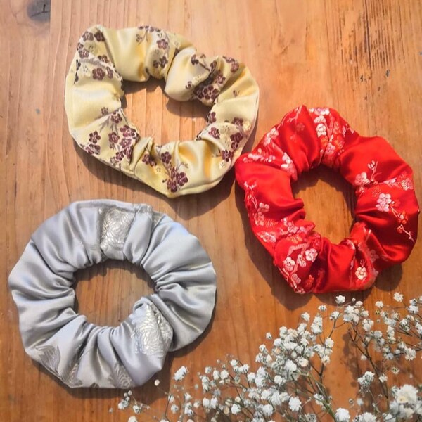 chouchou tissus brocart, scrunchie tissus satiné brodé, élastique a cheveux serie limité, scrunchy, satin