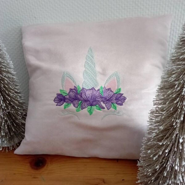 Housse de coussin suédine rose , broderie licorne, idée cadeau