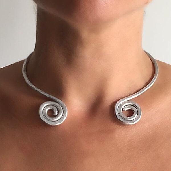 girocollo flessibile semirigido leggerissimo , collana in alluminio martellato