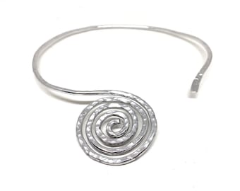 Collana girocollo in alluminio flessibile e leggero, martellato con spirale centrale , collana etnica, collana africana