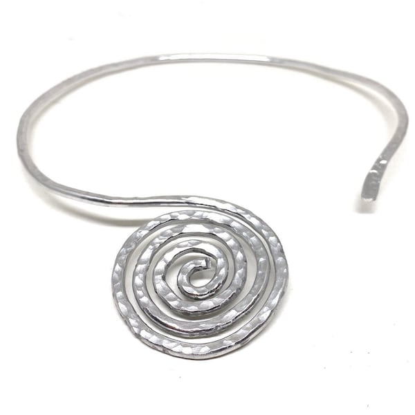 Collier ras de cou en aluminium souple et léger, martelé avec spirale centrale, collier ethnique, collier africain