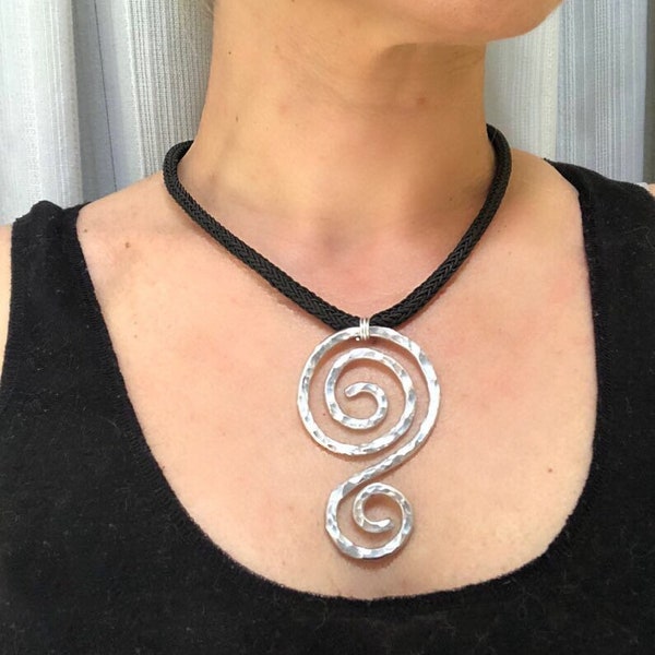 Collier avec pendentif en aluminium martelé