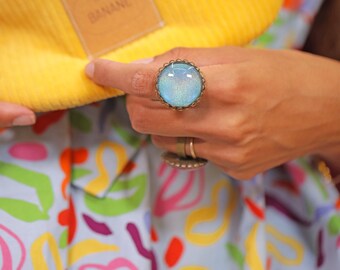 Large ring of cabochon with glittery blue dome