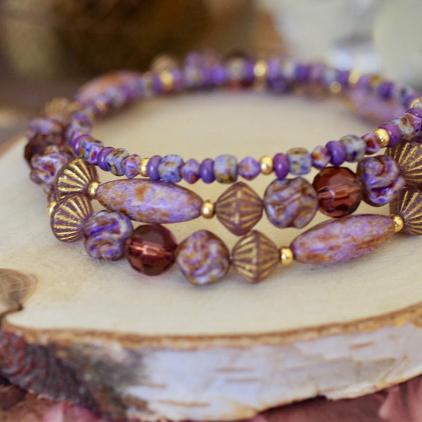 bracelet 3 tours avec fil mémoire perles tchèques aux douces tonalités violettes