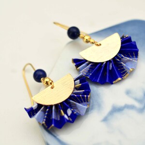 Orecchini a ventaglio origami con bella carta giapponese blu e perle di lapislazzuli naturali con finitura in oro 24k