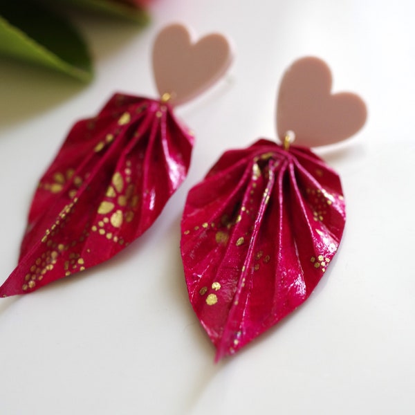 Boucles d'oreilles feuilles origami avec du papier washi rose rouge, et des puces en forme de coeur