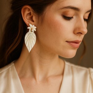 Eleganti orecchini a forma di foglia – perno a forma di fiore e carta giapponese bianca e oro – Gioielli fatti a mano