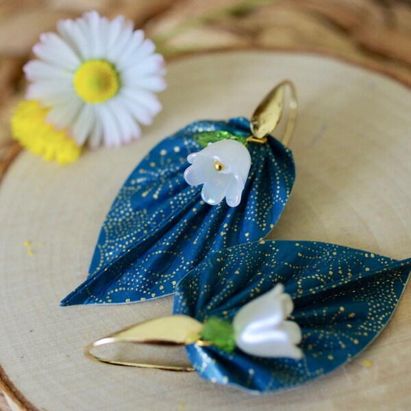 jolie paire de boucles d'oreilles au style japonais avec son joli origami feuille et sa petite fleur