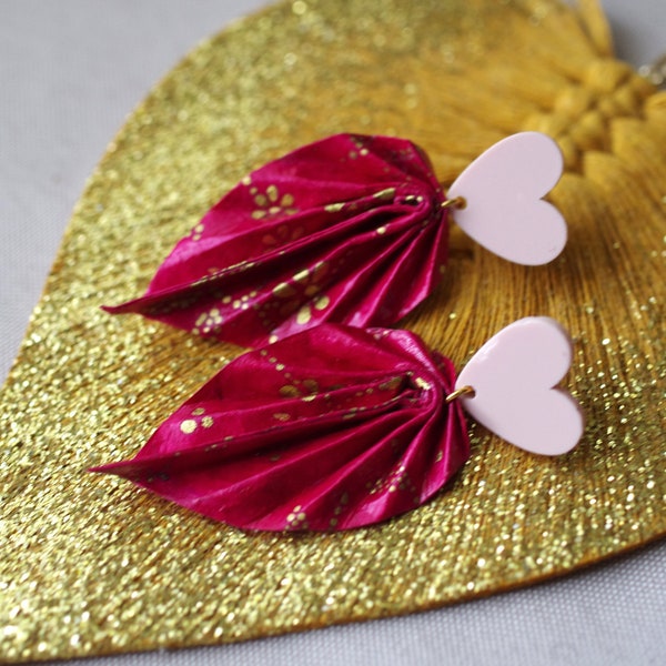 Boucles d'oreilles feuilles origami avec du papier washi rose rouge, et des puces en forme de coeur