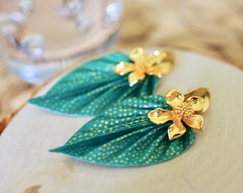 boucles d'oreilles feuilles origami vert et or avec des fleurs dorées