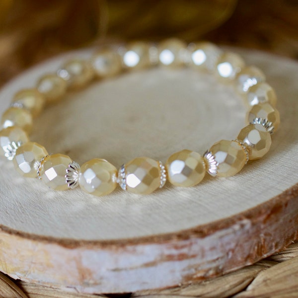 bracelet de perles à facette Cream Pearl avec des coupelles en argent